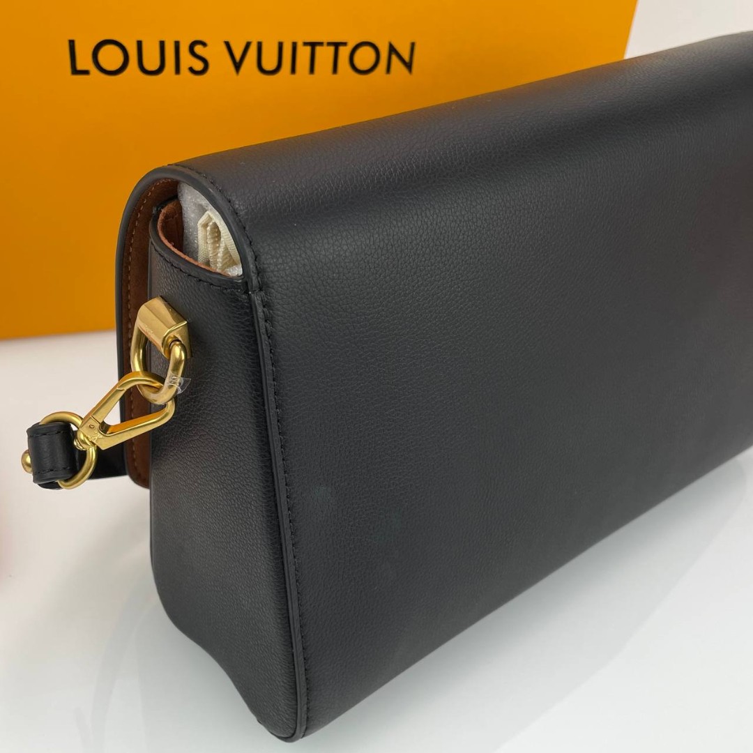 Женская черная кожаная сумка Louis Vuitton