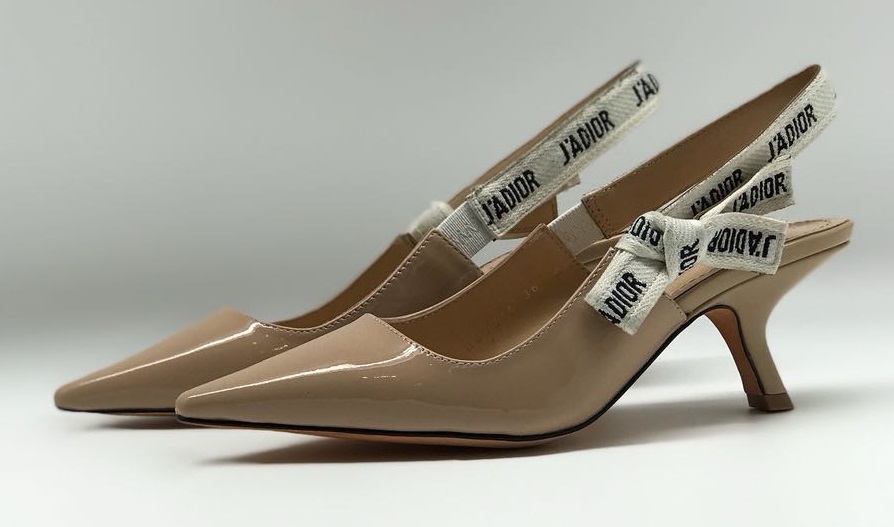 Женские лаковые кожаные туфли Christian Dior бежевые с открытой пяткой