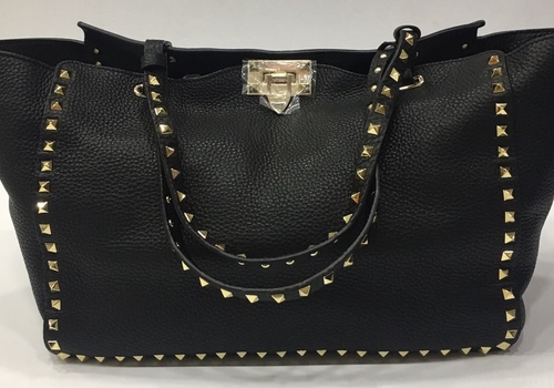 Женская кожаная сумка Valentino Rockstud черная с металлическими украшениями