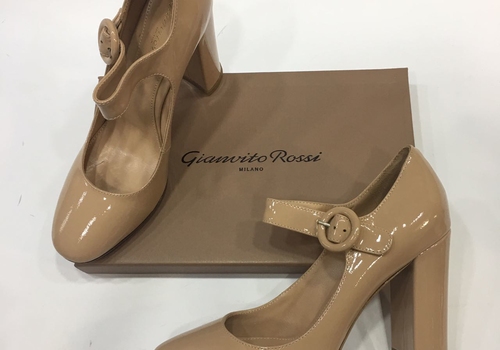 Кожаные женские лакированные туфли Gianvito Rossi бежевые