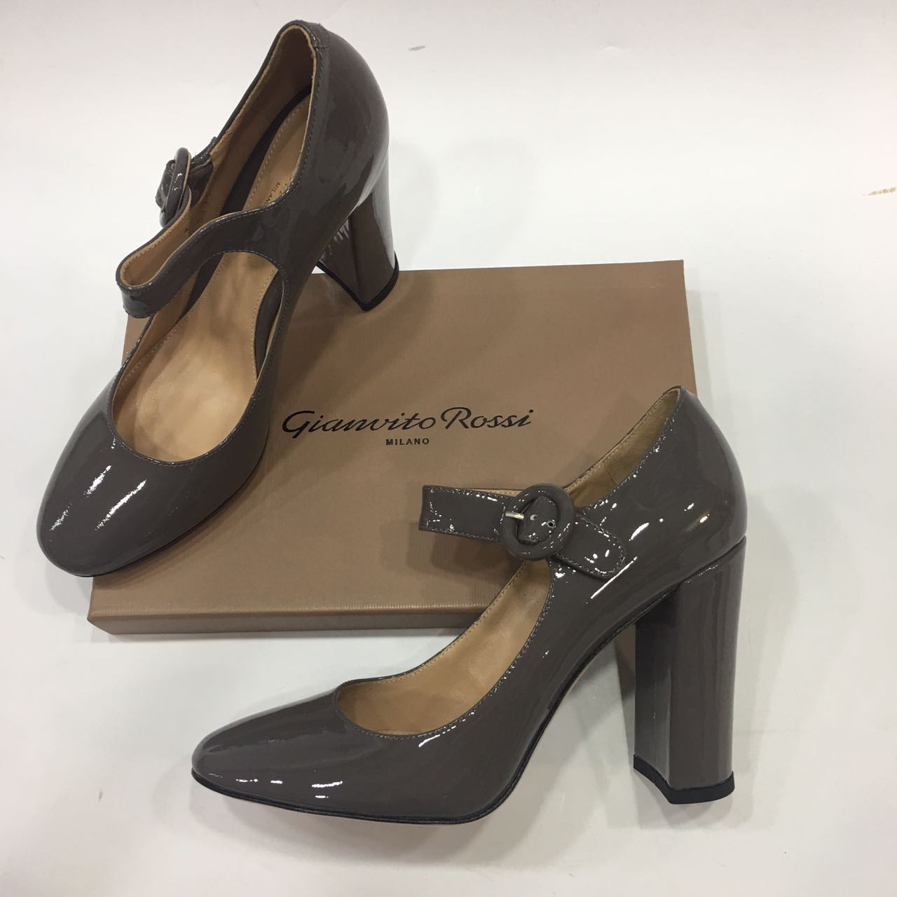 Кожаные женские лакированные туфли Gianvito Rossi темно-серые