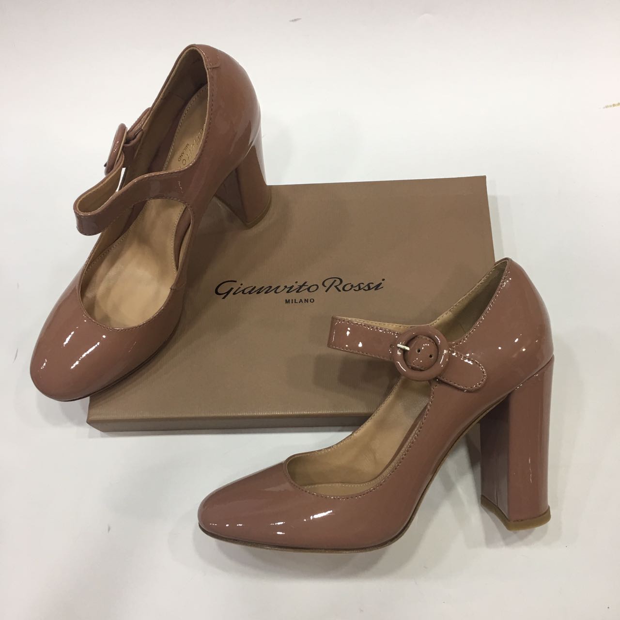 Кожаные женские лакированные туфли Gianvito Rossi коричневые