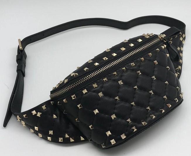Женская кожаная сумка на пояс Valentino Rockstud черная
