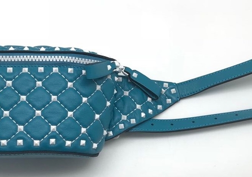 Женская кожаная сумка на пояс Valentino Rockstud голубая