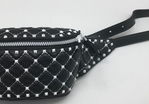 Женская кожаная сумка на пояс Valentino Rockstud черная с белым
