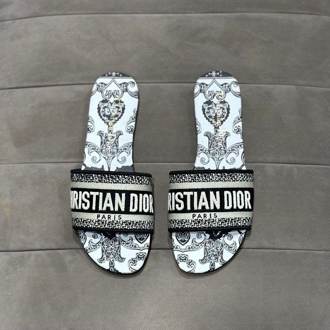 Черно-белые шлепки Christian Dior