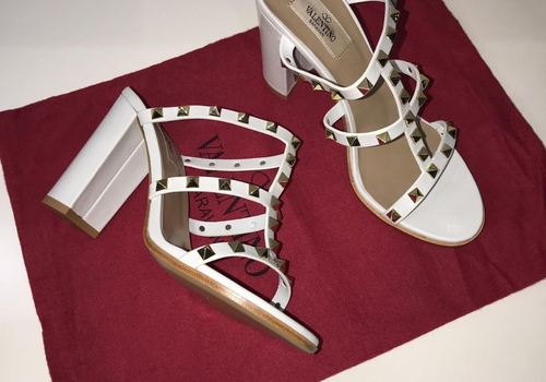 Белые босоножки Rockstud от Valentino Garavani