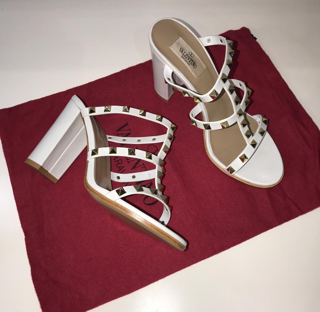 Белые босоножки Rockstud от Valentino Garavani