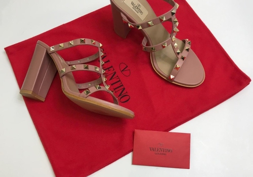 Розовые босоножки Rockstud от Valentino Garavani