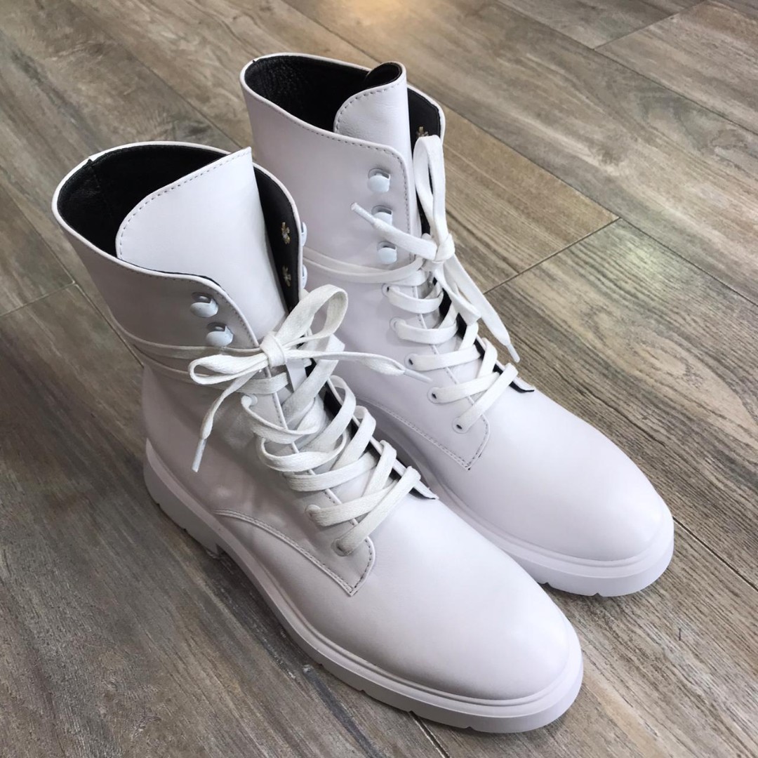Женские белые ботинки Yves Saint Lauren