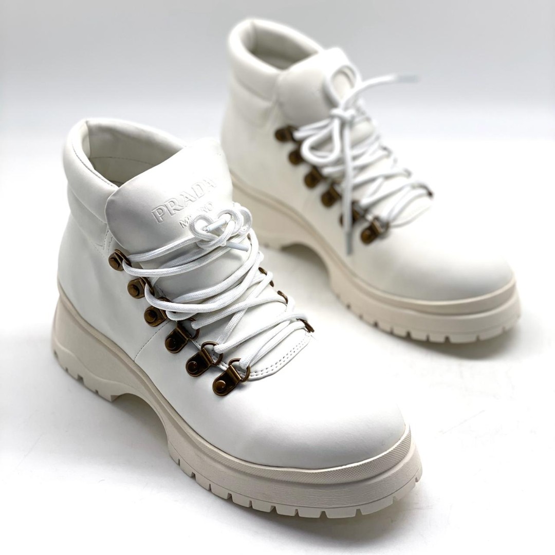 Ботинки на белых шнурках