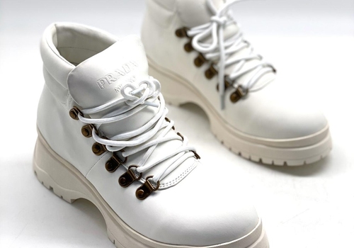 Осенние кожаные ботинки Prada белые
