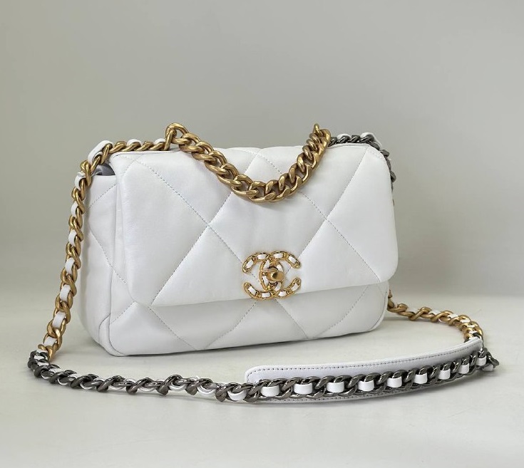 Кожаная сумка Chanel 19 белая 26 cm