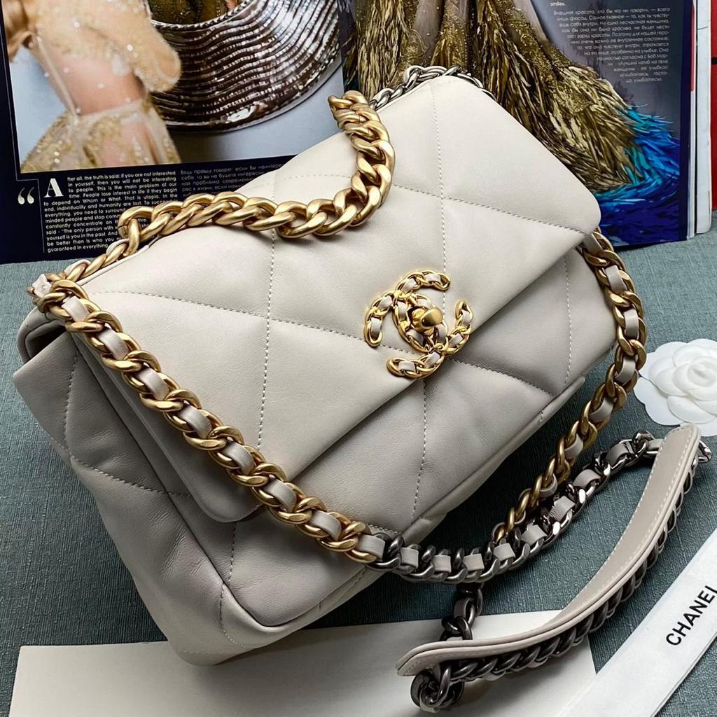 Кожаная сумка Chanel 19 белая 26 cm