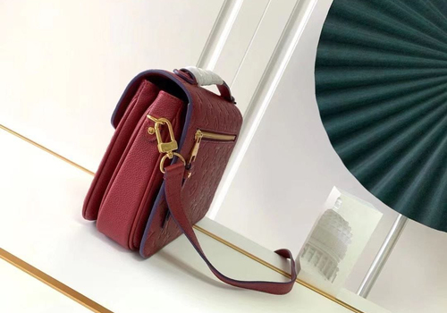 Кожаная красная сумка Louis Vuitton Pochette Metis