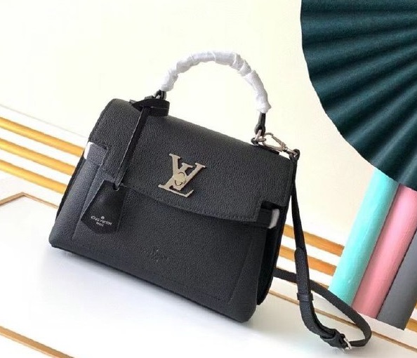 Кожаная сумка Louis Vuitton Lockme Ever BB черная