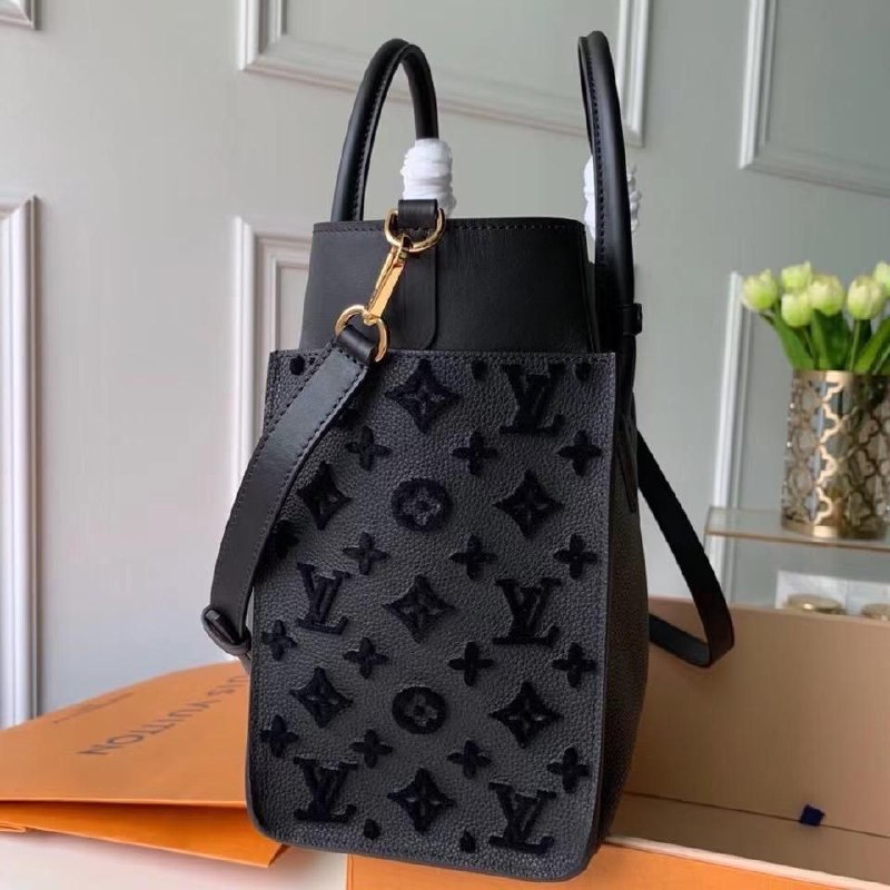 Кожаная сумка Louis Vuitton On My Side MM черная