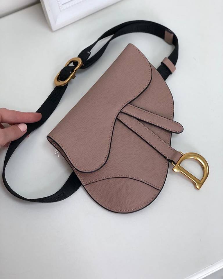Кожаная сумка на пояс цвет пудра Christian Dior Saddle
