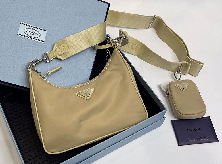 Женская сумка Prada Re-Edition 2000 бежевая