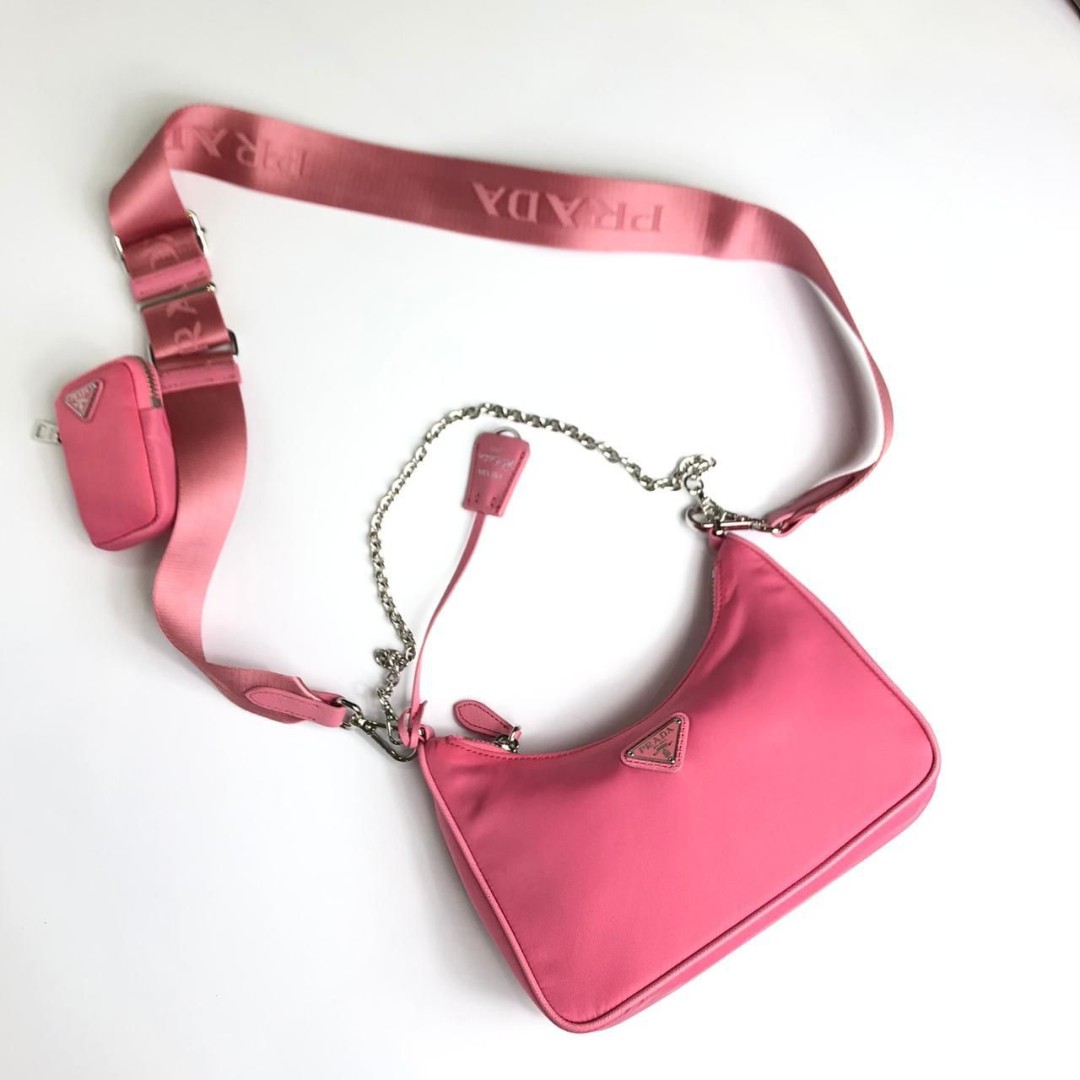 Женская сумка Prada Re-Edition 2000 розовая