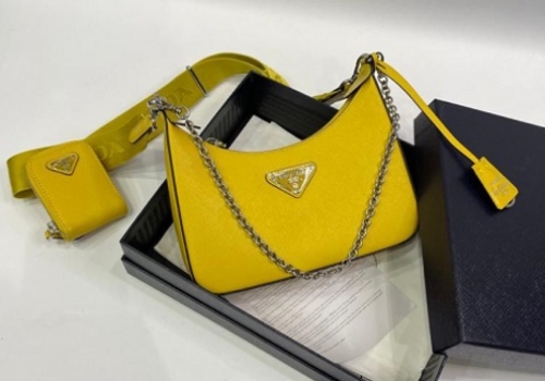 Кожаная желтая сумка Prada Re-Edition 2000