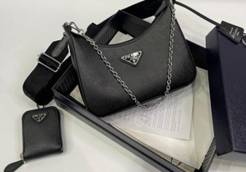 Кожаная черная сумка Prada Re-Edition 2000
