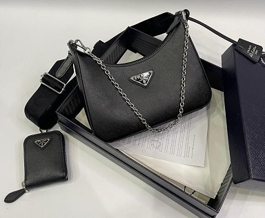 Кожаная черная сумка Prada Re-Edition 2000
