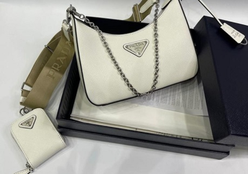 Кожаная белая сумка Prada Re-Edition 2000