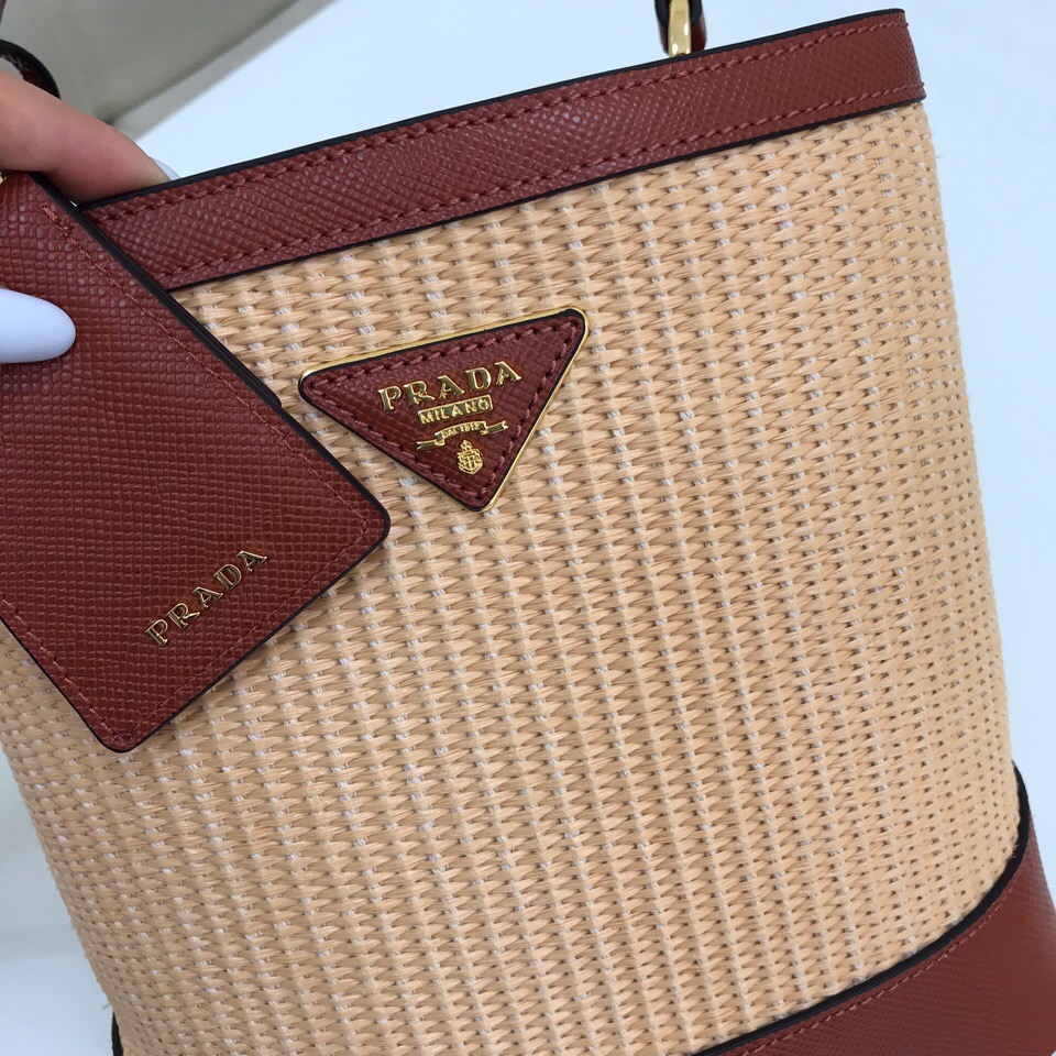 Кожаная сумка Prada Panier бежевая