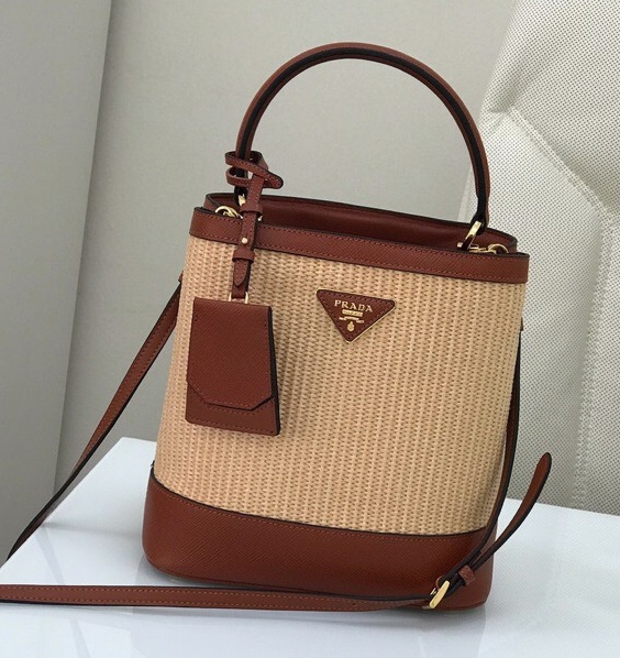 Кожаная сумка Prada Panier бежевая