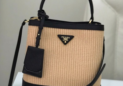 Кожаная сумка Prada Panier бежевая