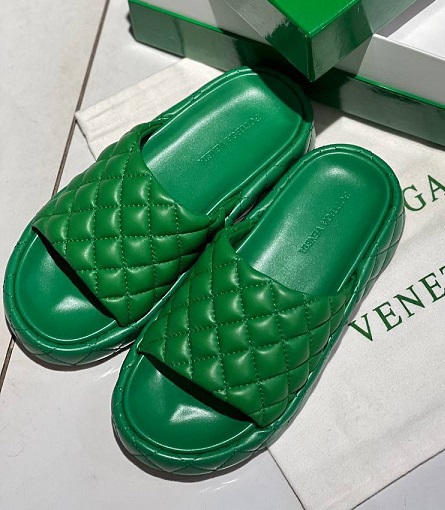Кожаные зеленые шлепанцы Bottega Veneta Padded