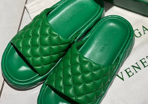 Кожаные зеленые шлепанцы Bottega Veneta Padded