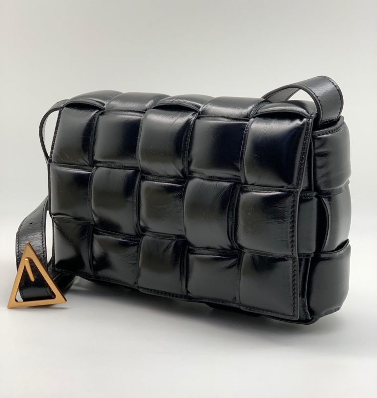 Женская кожаная сумка Bottega Veneta Padded Cassette черная