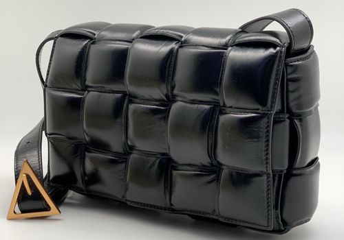 Женская кожаная сумка Bottega Veneta Padded Cassette черная