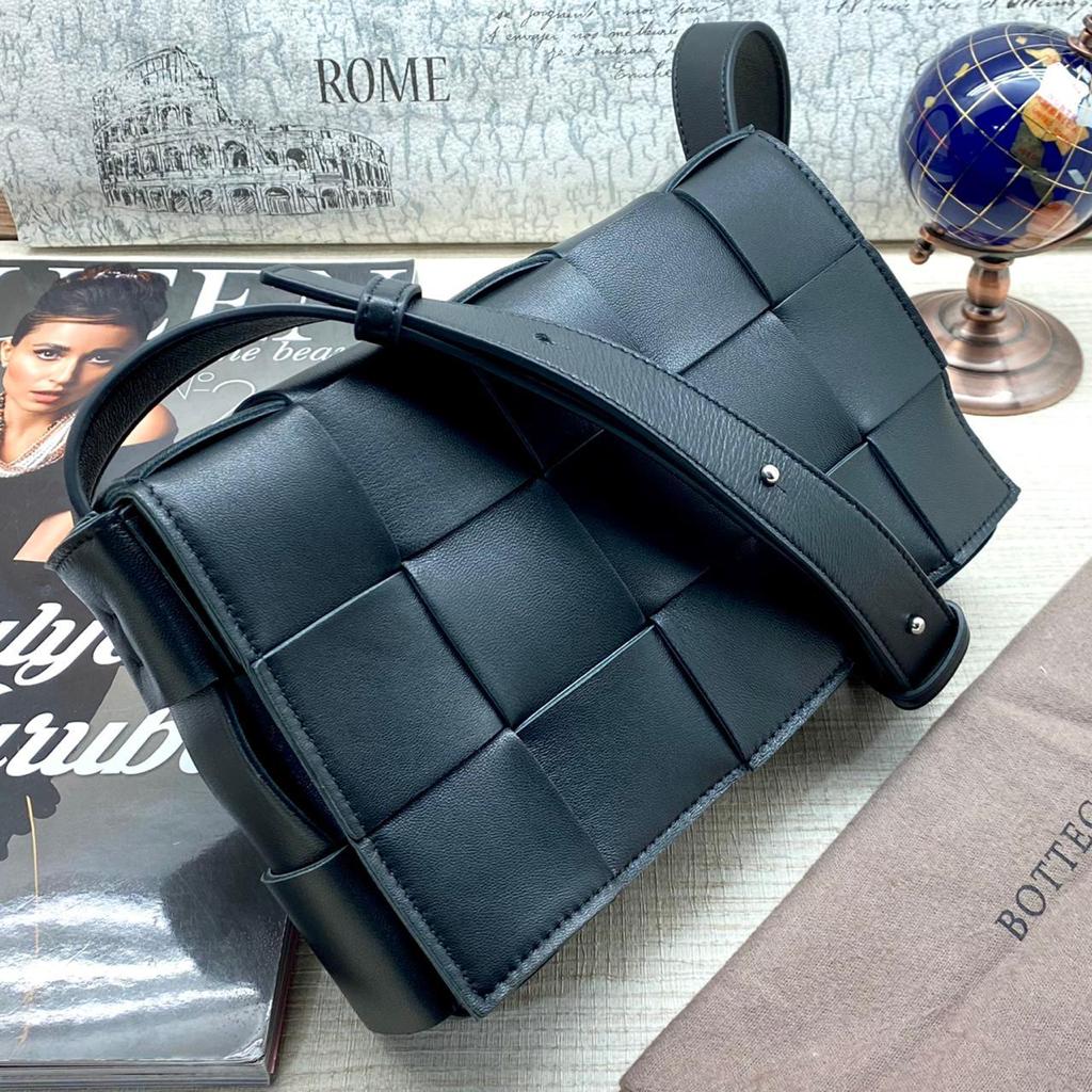Кожаная сумка Bottega Veneta Padded Cassette черная