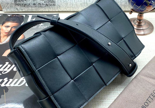 Кожаная сумка Bottega Veneta Padded Cassette черная