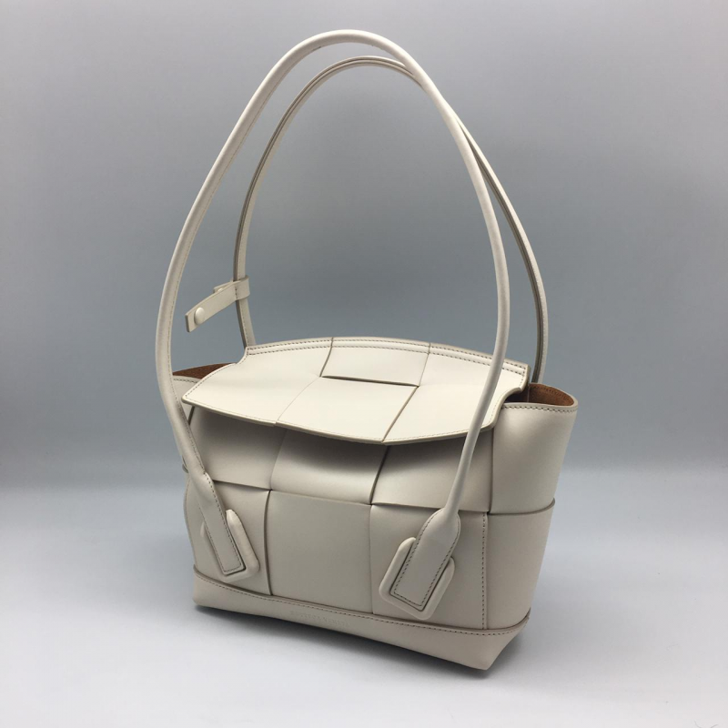 Женская кожаная сумка Bottega Veneta Arco Mini белая
