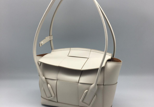 Женская кожаная сумка Bottega Veneta Arco Mini белая