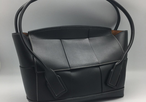 Женская кожаная сумка Bottega Veneta Arco черная