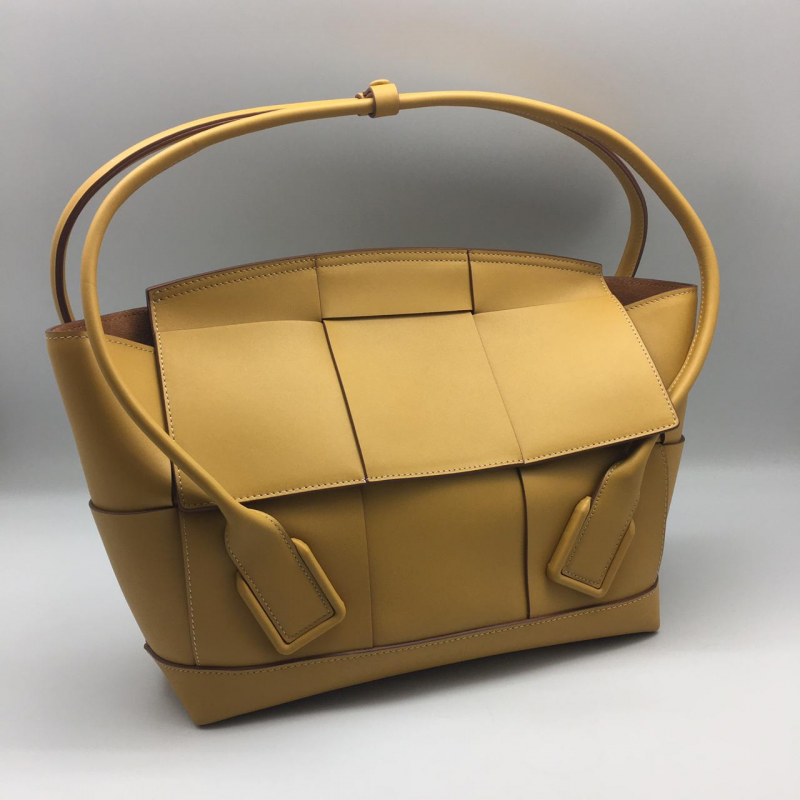 Женская кожаная сумка Bottega Veneta Arco