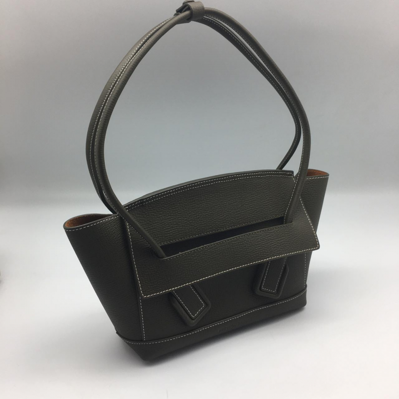 Женская кожаная сумка Bottega Veneta Arco Mini милитари