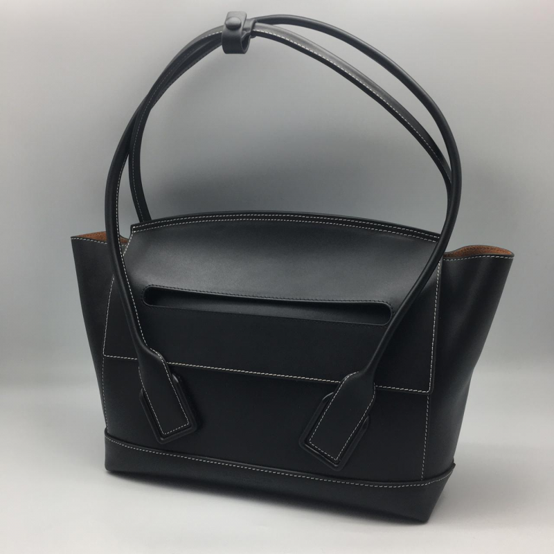 Женская кожаная сумка Bottega Veneta Arco черная