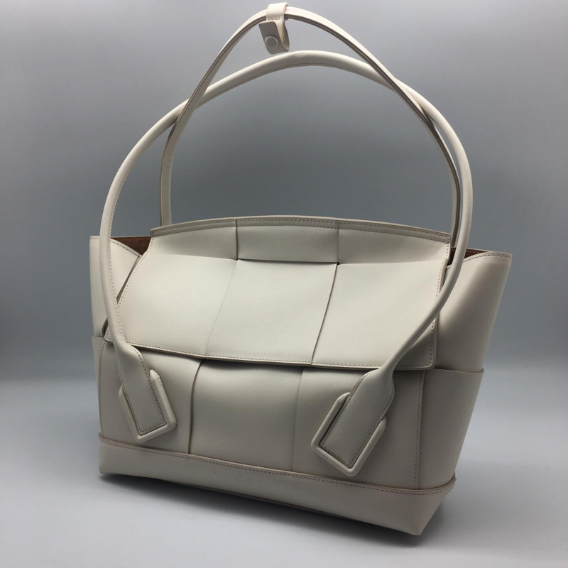 Женская кожаная сумка Bottega Veneta Arco белая