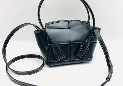 Женская кожаная сумка Bottega Veneta Arco Mini черная