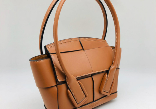 Женская кожаная сумка Bottega Veneta Arco Mini коричневая