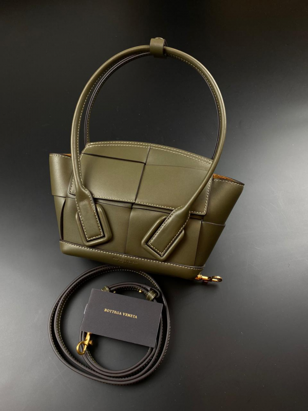 Женская кожаная сумка Bottega Veneta Arco Mini