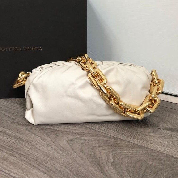 Женская сумка Bottega Veneta The Chain Pouch белая