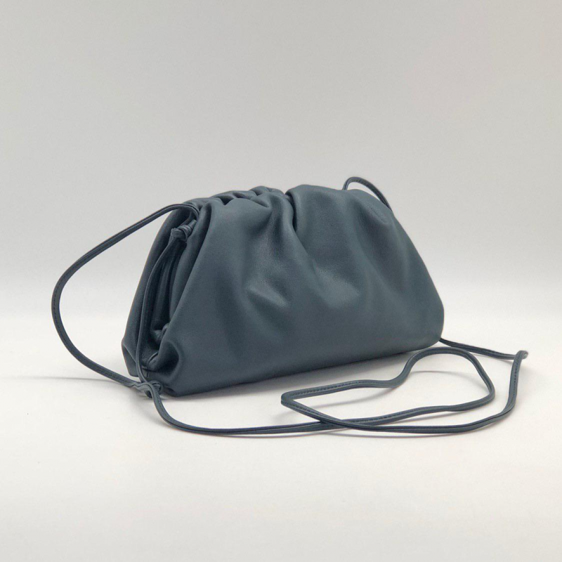 Женская сумка Bottega Veneta Pouch Mini синяя
