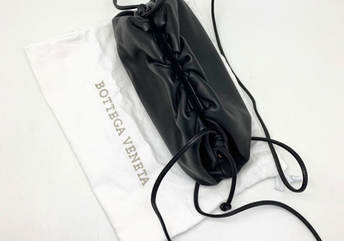 Женская сумка Bottega Veneta Pouch Mini черная